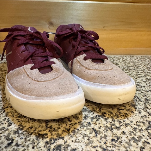 Kids Size 6.5Y Jordan Series SE Sneakers in Burgundy and Tan - Picture 4 of 15